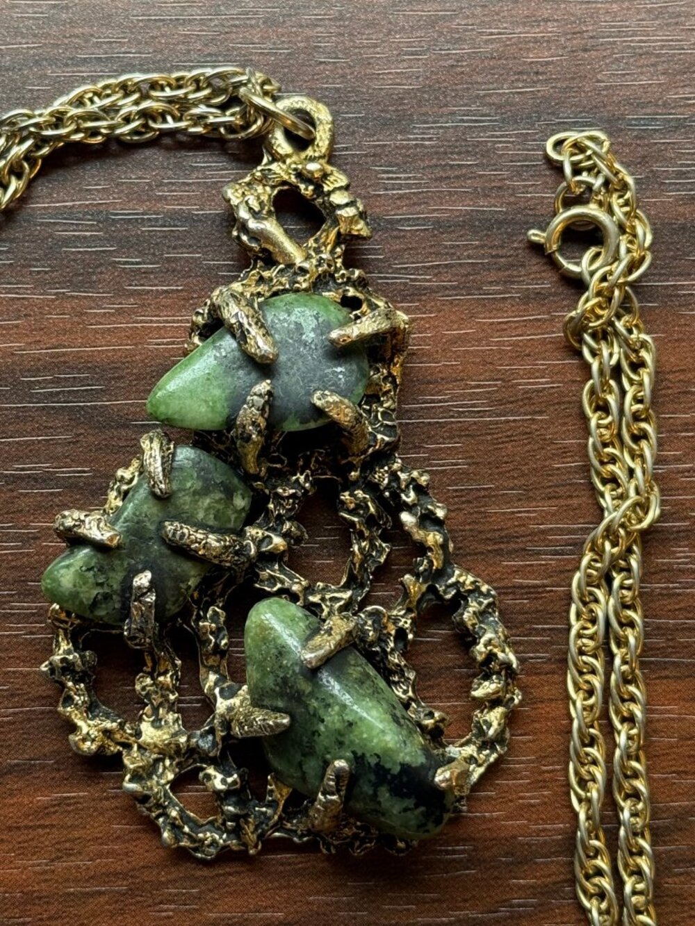 1970s Vintage Brutalist Agate and Metal Necklace in Gold Tone - Picture 3 of 5